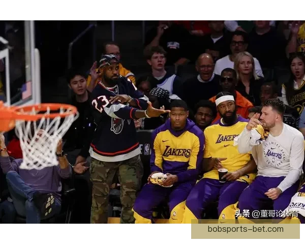 雷迪克盛赞东契奇斗志高昂斯马特成最佳队友助力球队再冲巅峰 雷迪克盛赞东契奇斗志高昂斯马特成最佳队友助力球队再冲巅峰